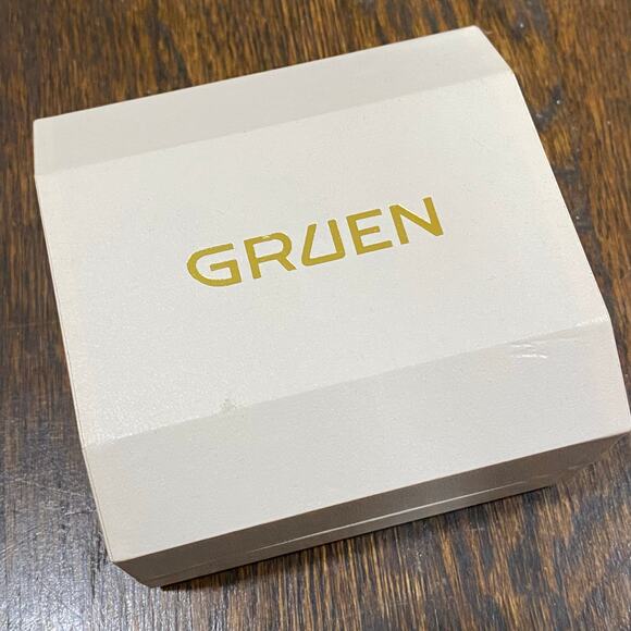 NEW IN BOX Gruen Watch with Additional Bands Square Watch Face Roman Numerals - Picture 2 of 4
